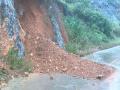 道路出现滑坡（摄影：丁灏）
