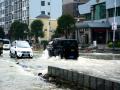 桂黄路出现积水道路，车辆涉水缓慢通行（摄影：易禹成）
