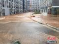 桂林电子科大花江校区公寓外的积水。（摄影：张文源）
