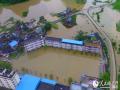 6月26日，在广西柳州市融安县泗顶镇，中心小学校园出现积水，学校暂时停课。（摄影：谭凯兴）