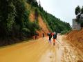 通往县城道路受阻，工人抢修维护（摄影：郑红）