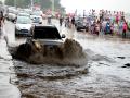 车辆通过积水（摄影：谭宇）