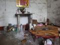 受损民房东西散落一地（摄影：罗昌胜）