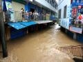 大市场一楼被淹。（摄影：王方日）