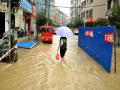 强降雨造成昭平街道成河交通受影响（摄影：李春晖）