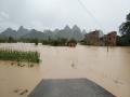 2日16时47分，田地已被洪水淹没。（摄影：杨作才）