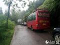7月11日，融水县红水乡公路一塌方处，等候通过的车辆排成一个长队