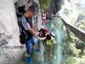 游客在石门仙湖景区玻璃栈道上游玩。（摄影：谭凯兴）