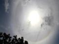 17日，灵山上空出现的日晕在太阳外围形成一大圈彩虹状的光环（摄影：梁月丽）