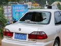北流23日受龙卷风袭击，一辆汽车后挡风玻璃被掀起的沙石击中破碎（摄影：张哲睿）