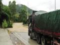 3日，在广西百色田林旧州镇，山洪挡住前行的卡车（摄影：马树青）