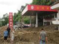 3日，广西百色田林旧州镇短时强降雨过后，一加油站的泥石堆积如山（摄影：马树青）