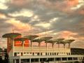 云霞飘浮下的体育中心（摄影：黄虫）