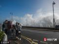 当地时间2017年10月16日，英国康沃尔，飓风“奥菲利娅”来袭，巨浪席卷波斯莱文海岸。当地媒体称，此为近10年来最强飓风。（来源：视觉中国 未经授权 请勿转载）<br/>