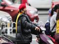 骑车出行的市民穿上羽绒服挡风（摄影：刘英轶）