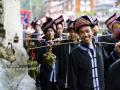 苗族同胞在参加民族服饰巡游。广西新闻网通讯员 潘志祥摄