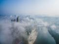 图为云雾中的城西。（摄影：李明志）