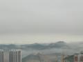昨天（28日）连绵的细雨给梧州留下了丰沛的水汽，夜里大部分地区相对湿度大于90%，再加上天况打开，云层撤走，受辐射冷却影响出现了雾。今早梧州市区被晨雾笼罩，大部地区能见度不足200米。截至今天09时雾气仍未散去，从远处望去建筑物若隐若现，宛如仙境美不胜收。（文/陈飞盛 图/孙小龙）