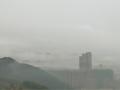 昨天（28日）连绵的细雨给梧州留下了丰沛的水汽，夜里大部分地区相对湿度大于90%，再加上天况打开，云层撤走，受辐射冷却影响出现了雾。今早梧州市区被晨雾笼罩，大部地区能见度不足200米。截至今天09时雾气仍未散去，从远处望去建筑物若隐若现，宛如仙境美不胜收。（文/陈飞盛 图/孙小龙）