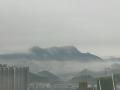 昨天（28日）连绵的细雨给梧州留下了丰沛的水汽，夜里大部分地区相对湿度大于90%，再加上天况打开，云层撤走，受辐射冷却影响出现了雾。今早梧州市区被晨雾笼罩，大部地区能见度不足200米。截至今天09时雾气仍未散去，从远处望去建筑物若隐若现，宛如仙境美不胜收。（文/陈飞盛 图/孙小龙）