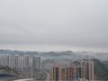 昨天（28日）连绵的细雨给梧州留下了丰沛的水汽，夜里大部分地区相对湿度大于90%，再加上天况打开，云层撤走，受辐射冷却影响出现了雾。今早梧州市区被晨雾笼罩，大部地区能见度不足200米。截至今天09时雾气仍未散去，从远处望去建筑物若隐若现，宛如仙境美不胜收。（文/陈飞盛 图/孙小龙）