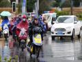 降雨导致路面湿滑，今天南宁骑车市民和车辆纷纷减速慢行。（摄影：刘英轶）