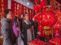 市民在选购红灯笼（摄影：陈设广）