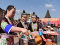 3月8日，柳州市三江侗族自治县举办“凝聚巾帼力量，助力精准脱贫”百名厨娘打油茶擂台赛，200余名妇女身着盛装同台竞技，现场展示侗乡打油茶特色饮食文化。图为参赛选手在打油茶。（摄影：龚普康）