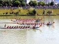 中国天气网广西站讯 10月2日上午，环江天气晴好，2018年广西龙舟系列赛总决赛在环江水上运动中心精彩上演。正值国庆长假期间，比赛吸引了大批观众观看。赛场上，全体运动员同舟共济、奋勇争先，让人看得热血沸腾。（图文/陈耀飞）