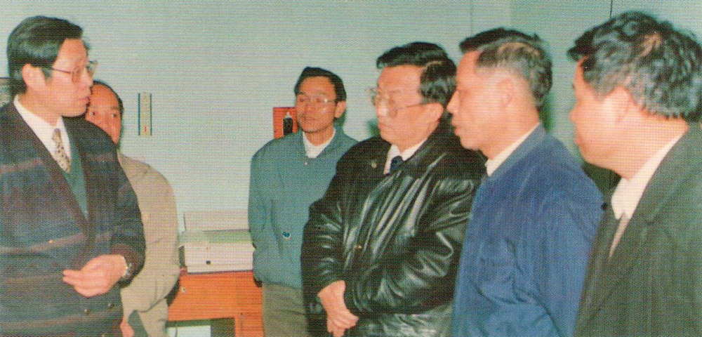1994年2月,自治区党委副书记丁廷模到气象部门视察工作(1/1)