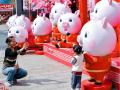 一家商场外摆放的春节福猪造型大受市民欢迎。（文/蒋文景 图/潘浩）