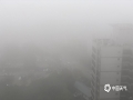 中国天气网广西站讯 今天（19日）清晨，南宁市局部地区出现了能见度小于200米的浓雾 。窗外云雾缭绕宛若仙境，楼宇在雾中若隐若现，远处看似海市蜃楼。南宁市气象台19日5时59分发布大雾黄色预警：预计未来12小时内南宁城区将出现能见度小于500米的大雾天气，请注意防范。（文/曹钰佳 图/刘英轶）