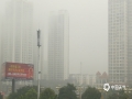 中国天气网广西站讯 3月26日早晨，来宾市区出现平流雾，并伴有分散小雨。雨雾天气，不仅路面湿滑，能见度也降低，给交通出行带来了不便。（图/吴泽 文/杨健）