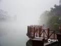 中国天气网广西站讯 近日，蒙山又开始进入“回南”天气，空气中弥满了水汽。今早（27日）在蒙山县城的湄江上，烟雾从水面蒸腾而上，飘飘忽忽地在清泠的江面飘荡，雾气间杂着杨柳的芳香，烟雾迷离中，渔船在江面漂流，看似仙人般腾云驾雾，如仙境一般。（文/马宇翔 图/张敏）