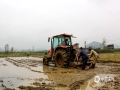 中国天气网广西站讯 今天（2日），广西的桂平、贺州等地降雨暂歇，天气转好，当地农友抓紧农时开展春耕，田间地头一片忙碌。（文/毛琪 图/侯江生）