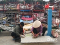 中国天气网广西站讯 5月1日12时，随着最后一艘作业渔船回港靠岸，今年为期三个半月的休渔期正式开始。处在休渔期的渔民并没有赋闲在家，渔船上、码头边上都是他们忙碌的身影，有的在晾晒捕捞回来的小鱼，有的在忙着修补渔网……大家都在为开渔期做着准备工作。北海市气象台预报，未来三天北海多短时阵雨天气，提醒渔民随时关注天气变化，合理安排时间晾晒海产品。（图文/彭定宇）
