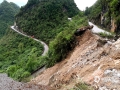 中國(guó)天氣網(wǎng)廣西站訊5月4日起，河池環(huán)江縣多降雨天氣，受連續(xù)強(qiáng)降雨影響，8日，環(huán)江縣X866縣道大安鄉(xiāng)至長(zhǎng)美鄉(xiāng)楓樹坳路段嚴(yán)重塌方，交通中斷。目前長(zhǎng)美鄉(xiāng)工作人員已對(duì)該路段實(shí)施管制，進(jìn)行現(xiàn)場(chǎng)勘查，預(yù)估恢復(fù)正常通行尚需時(shí)日，建議車輛繞道通行。河池市氣象臺(tái)預(yù)測(cè)，環(huán)江10日起轉(zhuǎn)為新一輪降雨天氣。相關(guān)部門應(yīng)繼續(xù)防范連續(xù)性降雨可能引發(fā)的次生災(zāi)害，車輛行駛時(shí)應(yīng)注意降低車速，注意安全。（圖/陸毅 文/黃禹翔）