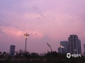 中国天气网广西站讯 今天下午17时20分左右，来宾一场急雨来袭，下了约十几分钟。19时左右，天空出现了粉色晚霞，非常好看。（图/苏庆红 文/胡祖权）