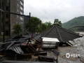 中国天气网广西站讯 5月25至26日，桂林市兴安县华江瑶族自治乡遭遇特大暴雨袭击。据华江乡地面气象自动站监测统计：5月25日19时至26日7时，雨量达到暴雨量级（50-99.9毫米）有1站，大暴雨量级（100-249.9毫米）有2站，特大暴雨量级（250毫米以上）有2站，雨量最大为猫儿山1600米自动站336.9毫米。受强降水影响，华江高寨山洪暴发，许多道路设施毁损严重，低洼地带房屋被浸泡，部分养殖户鱼塘鱼苗被冲走。当地政府已启动应急救援工作，危险地带已设置警戒线，具体灾情正在进一步统计中。图为：华江乡超然派景区亭子因雨坍塌（文/廖桂芬  图/王方日）