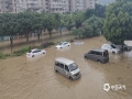 中国天气网广西站讯 受强降雨影响，28日，百色平果出现较为严重的内涝，街道变成一片汪洋，造成当地车辆、行人出行艰难。图为28日，平果县城出现内涝。（图/何翔 文/林金红）