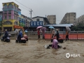 中国天气网广西站讯 受强降雨影响，28日，百色平果出现较为严重的内涝，街道变成一片汪洋，造成当地车辆、行人出行艰难。图为28日，平果县城出现内涝。（图/黄捷 文/林金红）