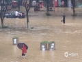 中国天气网广西站讯 受强降雨影响，28日，百色平果出现较为严重的内涝，街道变成一片汪洋，造成当地车辆、行人出行艰难。图为28日，平果县城出现内涝。（图/何翔 文/林金红）
