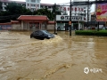 中国天气网广西站讯 28日凌晨，上林县出现暴雨到大暴雨天气。据27日20时-28日20时数据统计，各乡镇降雨达100毫米以上有5个，达50毫米以上有6个，最大降雨量出现在塘红乡中可村163.9毫米。强降雨天气导致上林县城多地低洼路段内涝严重，积水最深处达70～80厘米，可没过小车轮胎。图为上林县内涝严重，车辆在水中行驶。（图/韦覃武 文/覃俊春）