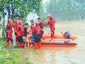 5月25日，資源縣遭遇強降雨襲擊，該縣迅速啟動應急預案，組織當?shù)馗刹咳罕妳⑴c自救互救。圖為該縣消防大隊正在營救被洪水圍困的群眾。黃彬彬 攝（廣西新聞網(wǎng)-廣西日報）