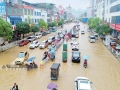 5月27日，罗城仫佬族自治县遭大暴雨袭击，导致县城部分低洼路段被洪水淹没，多条通往当地村镇的公路受阻。廖光福 摄（广西新闻网-广西日报）
