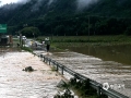 中国天气网广西站讯 8日21时到9日09时，柳州市三江县出现暴雨到大暴雨，局部特大暴雨天气，其中最大雨量出现在和平村，达到252.6毫米。强降雨导致部分路段出现山体滑坡，斗江东坪村采石场房屋倒塌，斗江河水上涨明显，部分公路已经被淹没，河水也已经渐渐开始覆盖低洼地段的房屋。（图文/李宜爽）