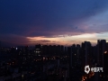 中国天气网广西站讯 6月11日傍晚时分，来宾市雨水停歇，天空出现绚丽的晚霞，蔚为壮观。（图文/苏庆红）