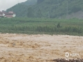 中国天气网广西站讯 受高空槽和低涡切变共同影响，6月16日下午开始，田林县14个乡镇普降雨水，其中部分乡镇出现了大雨到暴雨，局部大暴雨的天气过程。据全县67个自动气象站雨量统计，6月16日18时至17日08时，雨量在100毫米以上的有9个，50至99毫米的有20个，降雨量最大的是平塘乡龙歪村，达173.6毫米，因塌方及泥石流，通往平塘乡的道路已中断；田林至潞城河畔的部分农田庄稼已被洪水淹没，稻谷、禾苗、玉米、蔬菜等受灾严重，进村道路已无法通行。（图文/周厚霖）