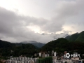中国天气网广西站讯 19日傍晚，西林县城雨水停歇，阳光露脸，高山地区现壮观的云雾奇观，画面令人惊叹！（图文/莫保结）