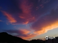 中国天气网广西站讯 6月26日傍晚，雨水洗涤之后,德保县城出现漂亮的火烧云，迷人的晚霞染红天际，如梦如幻。（图/言彩霞 莫保结 文/莫保结）